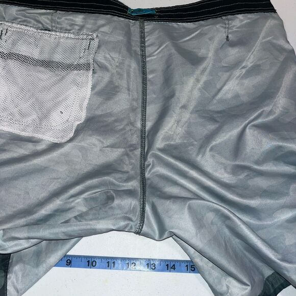 Shark Tee Men’s Board Camo 19” Shorts 32 Pockets Beach Swim Casual Vacation - Picture 8 of 10